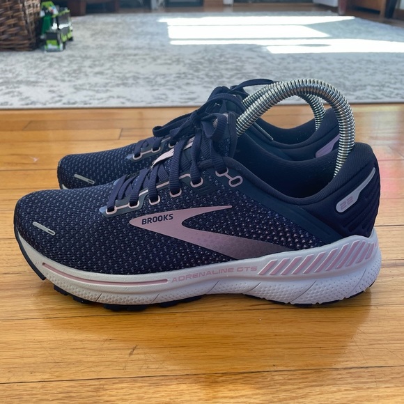Brooks Shoes - BROOKS ADRENALINE GTS 22 - Women's Athletic Shoes - SIZE 9.